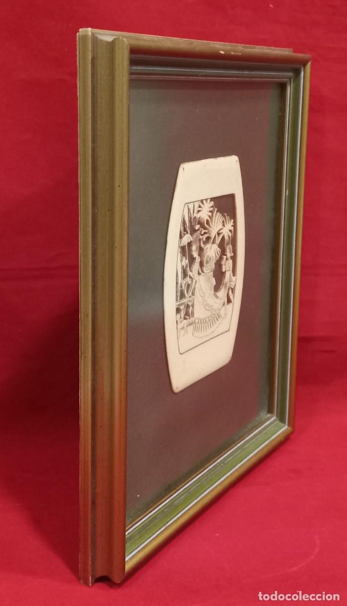 Otros objetos de arte: CUADRO CON PLACA TROQUELADA Y GRABADA A MANO CON ESCENA CORTESANA - Foto 4