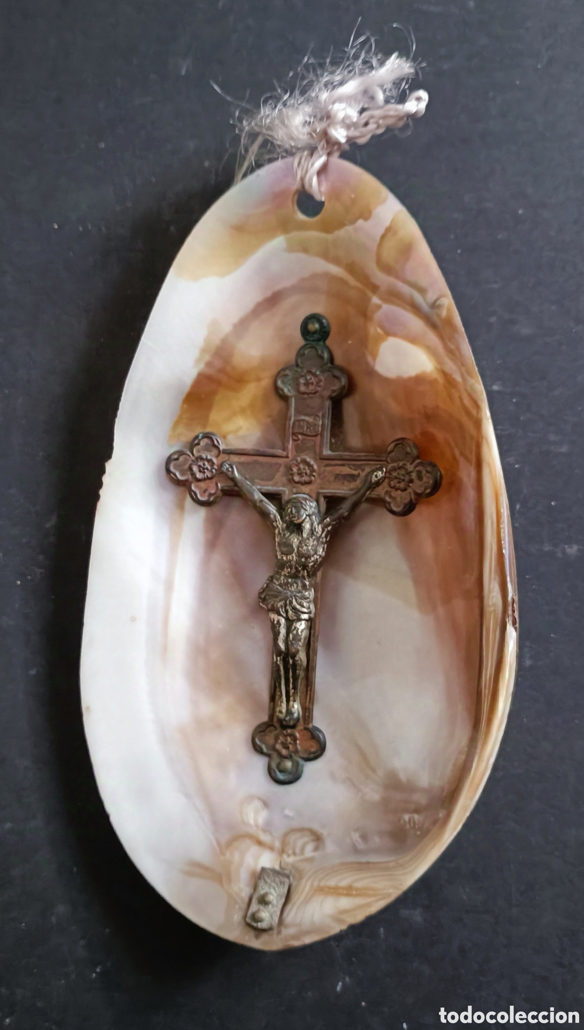 Otros objetos de arte: CRISTO EN CONCHA NACARADA SIGLO XIX - Foto 2