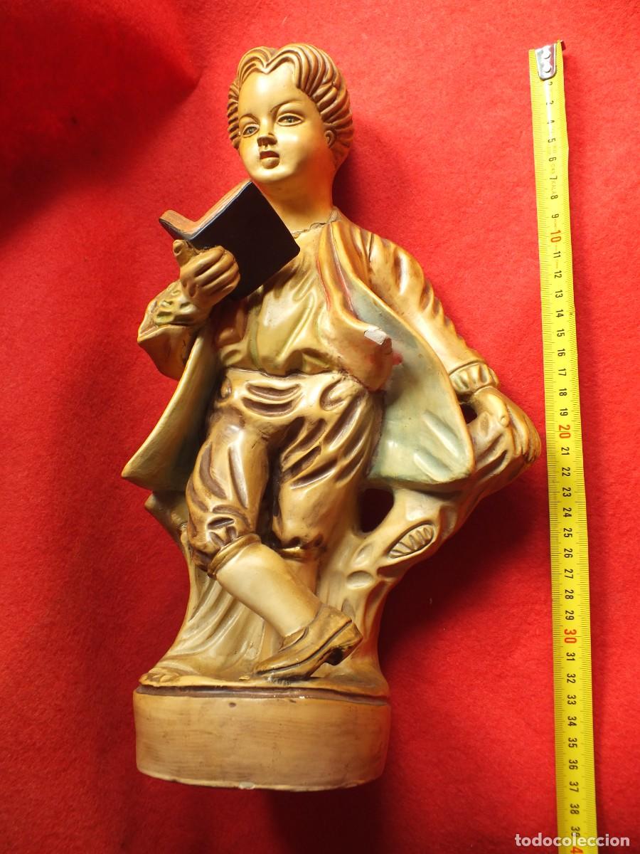 Otros objetos de arte: FIGURA ESTUCADA DE UN NI&Ntilde;O LEYENDO - Foto 1