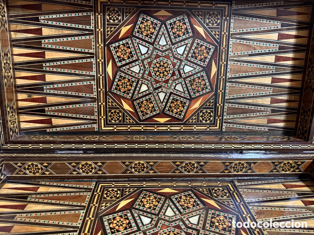 Otros objetos de arte: Juego de backgammon en madera con incrustaciones nacaradas - Foto 1