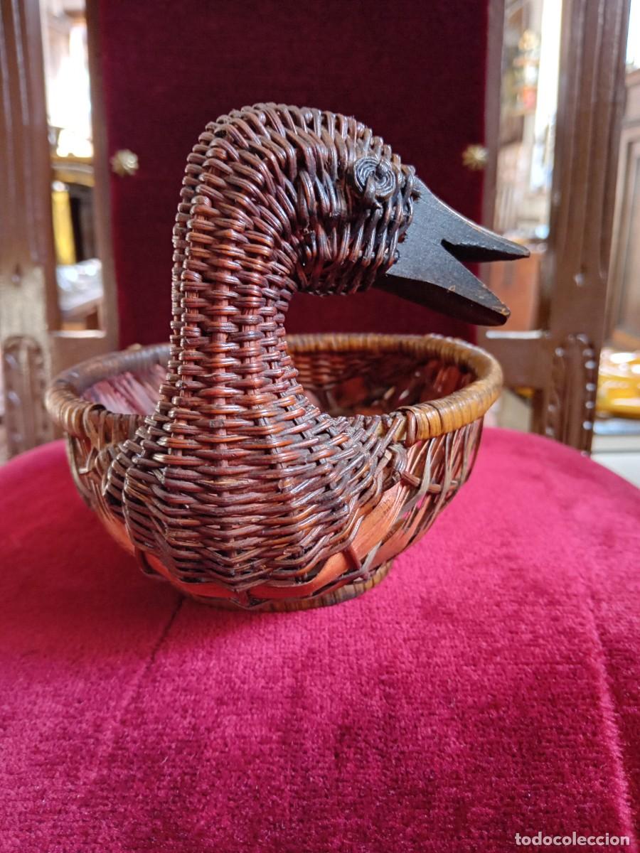 Otros objetos de arte: Pato cesta de mimbre antigua - Foto 2