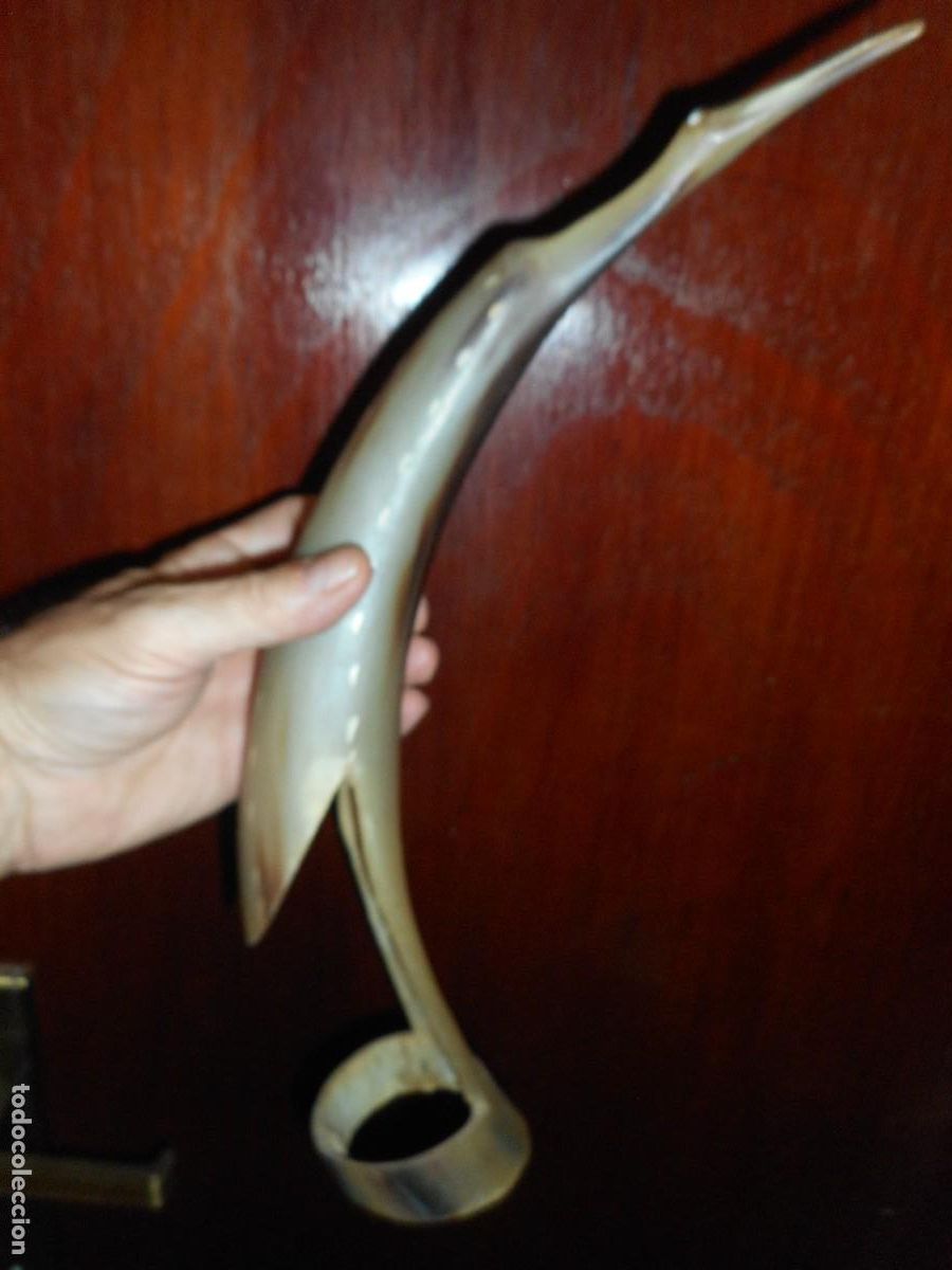 Otros objetos de arte: Cuerno tallado a mano / pájaro estilizado