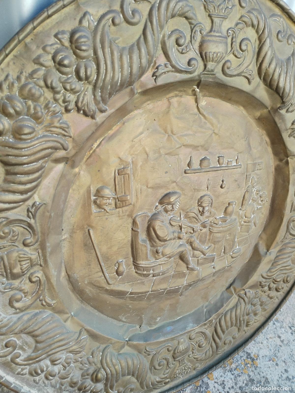 Otros objetos de arte: plato grande repujado de lat&oacute;n - Foto 2