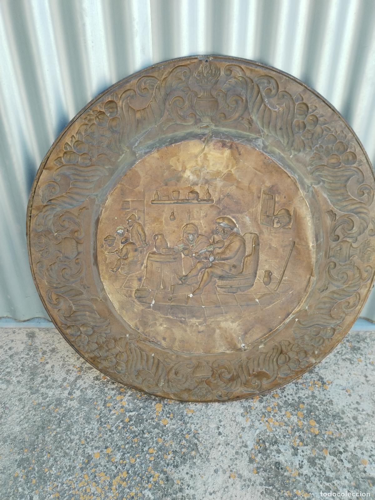 Otros objetos de arte: plato grande repujado de lat&oacute;n - Foto 3
