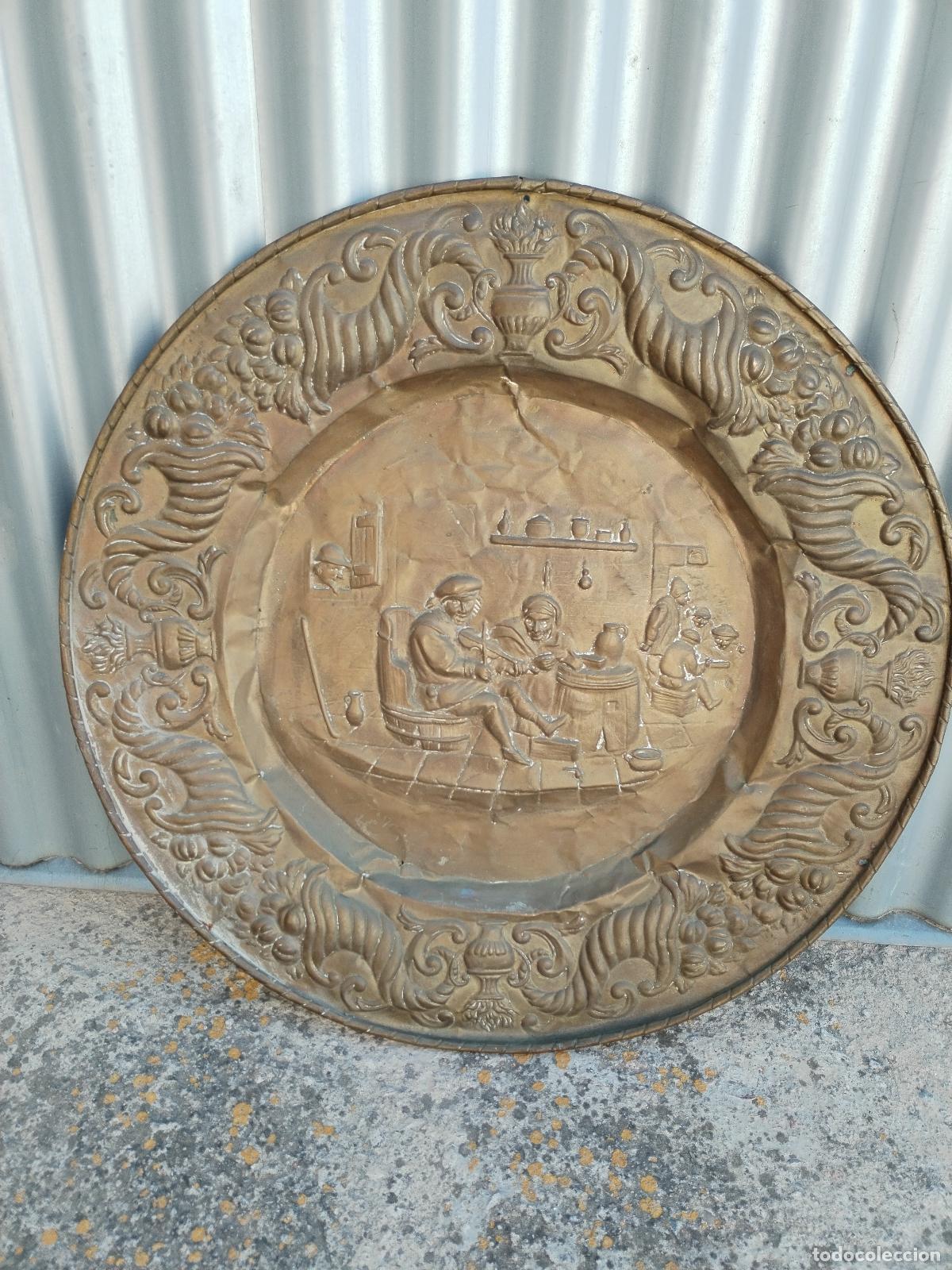 Otros objetos de arte: plato grande repujado de lat&oacute;n - Foto 4