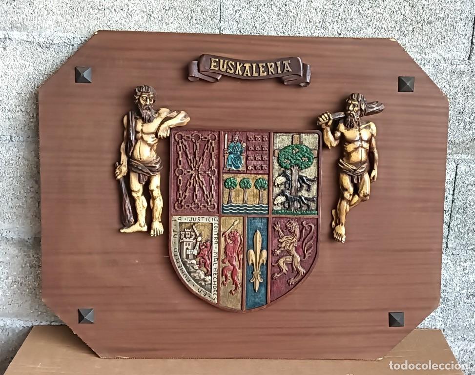 Otros objetos de arte: Cuadro EUSKALERRIA -- Parecen tallas de madera - Foto 1