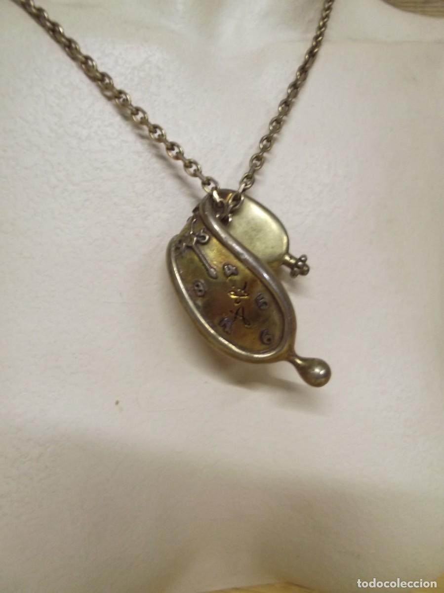 Otros objetos de arte: Colgante reloj derretido de Dal&iacute; con cadena.Bisuteria dorado