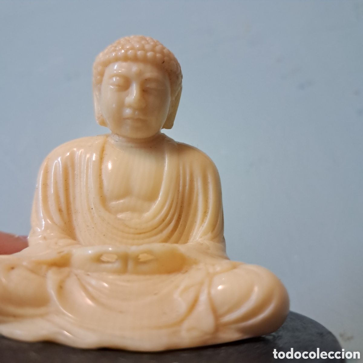 Otros objetos de arte: Buda tallado en marfil sobre peana de madera - Foto 2