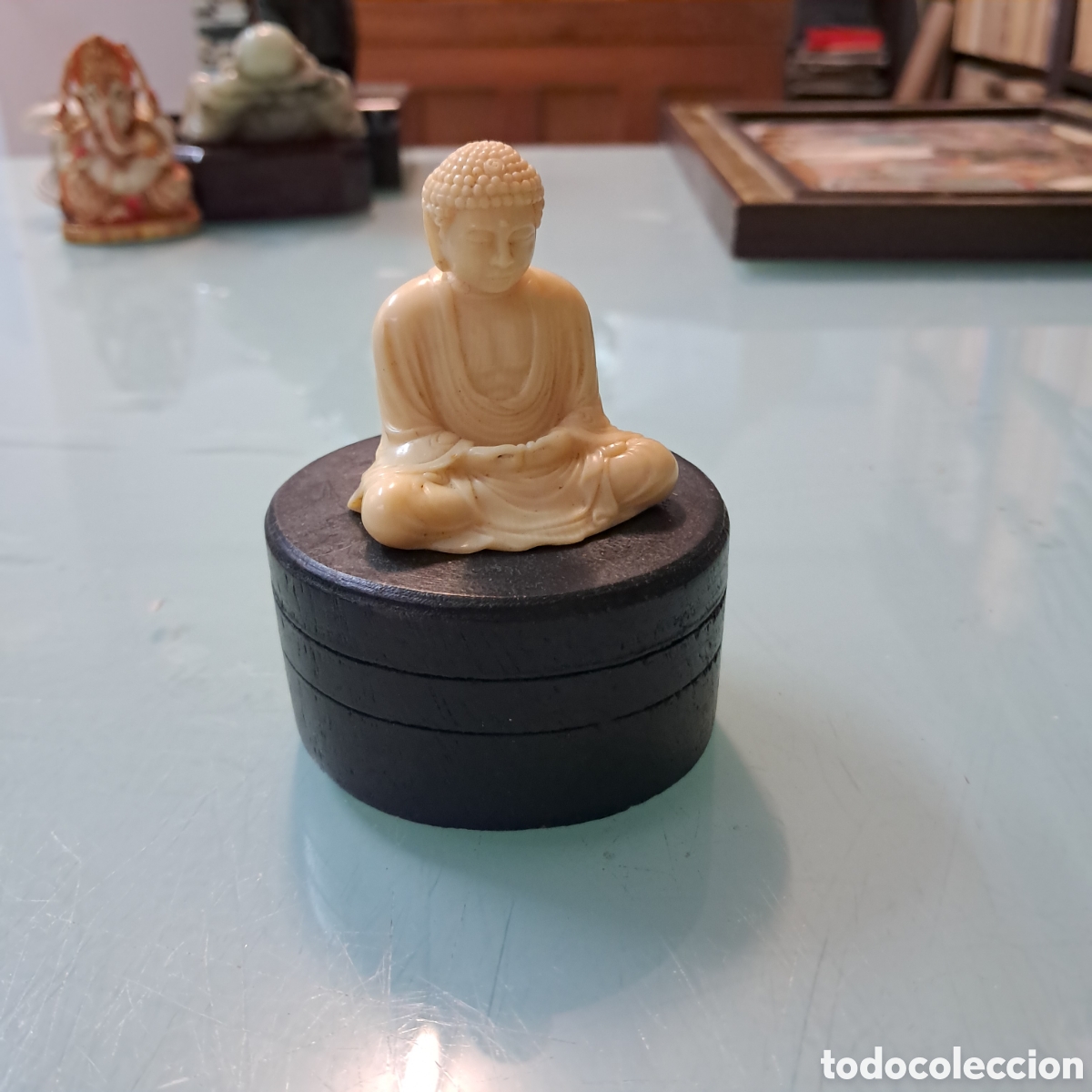 Otros objetos de arte: Buda tallado en marfil sobre peana de madera - Foto 1