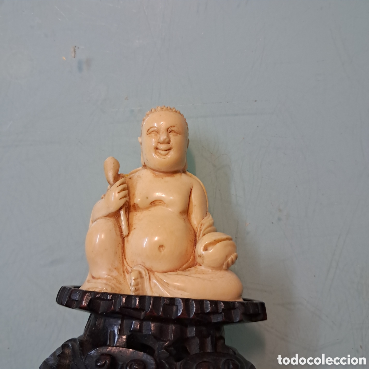 Otros objetos de arte: Buda en marfil sobre peana madera - Foto 1