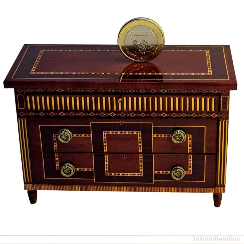 Otros objetos de arte: MINIATURA-MAQUETA-COMODA SIGLO XVIII-MADERA-BRONCE-E IMITACI&Oacute;N MARQUETER&Iacute;A-E 1:12-OBRA DEL SIGLO XX