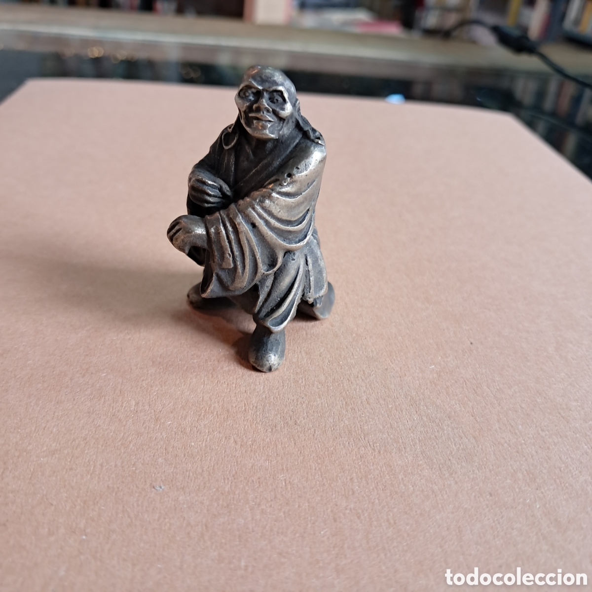 Otros objetos de arte: Miniatura de monje en metal - Foto 1