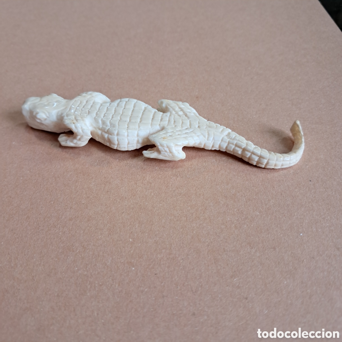 Otros objetos de arte: Cocodrilo tallado en marfil - Foto 1