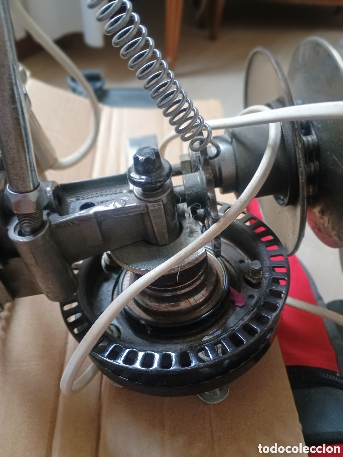 Otros objetos de arte: LAMPARA DE DISE&Ntilde;O PIEZAS MOTO - Foto 2