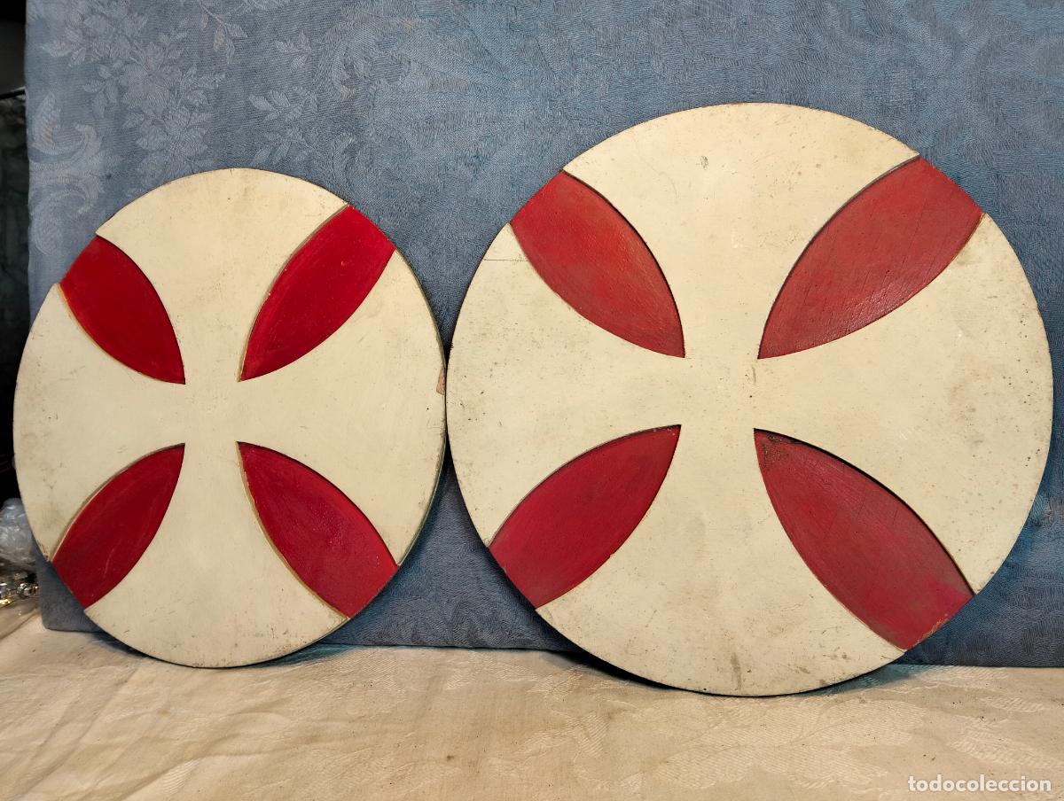 Arte: Lote 2 emblemas decorativos antiguos de madera escudo templario blanco rojo 30 cm a&ntilde;os 50