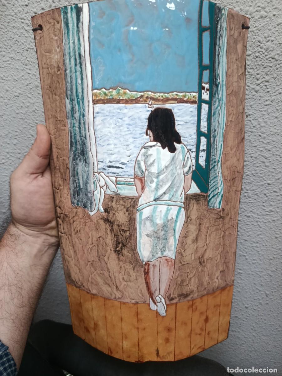 Otros Objetos de Arte: Teja con pintura de &rdquo;Muchacha en la ventana&rdquo; Salvador Dal&iacute;