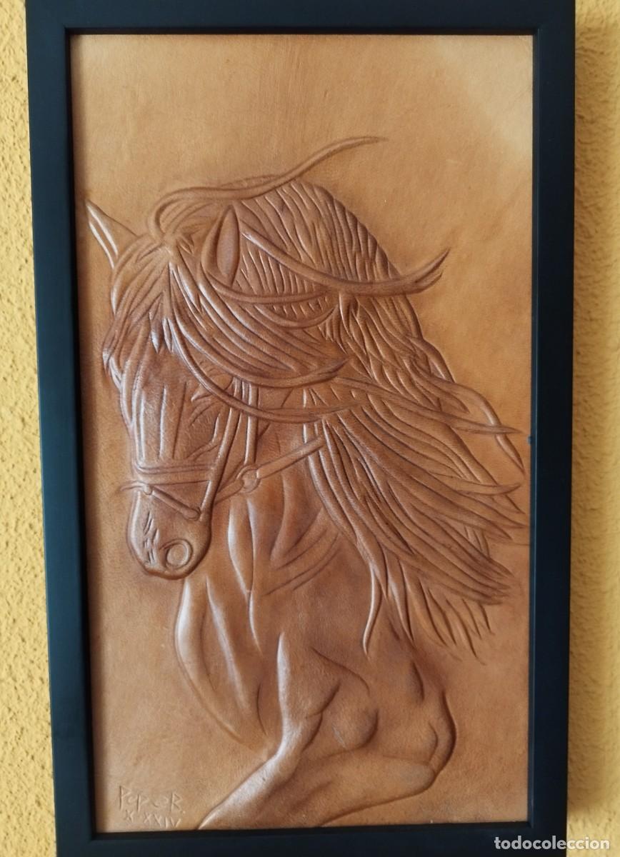 Andere Kunstgegenst&auml;nde: CUADRO CUERO REPUJADO. BUSTO DE CABALLO ESPA&Ntilde;OL. ARTESANAL. UNICO. COLECCION PARTICULAR.