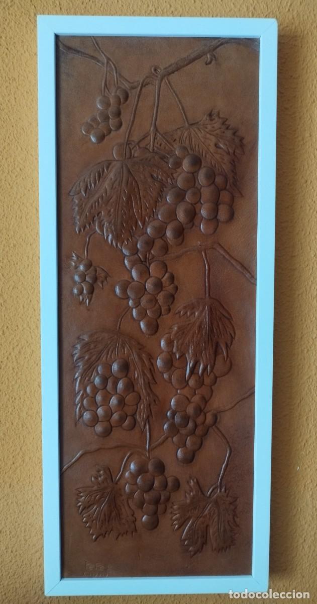 Andere Kunstgegenst&auml;nde: CUADRO CUERO REPUJADO. RACIMOS DE UVAS. ARTESANAL. UNICO. COLECCION PARTICULAR.
