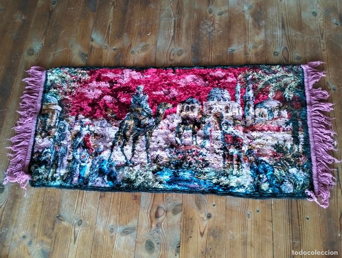 Otros Objetos de Arte: Tapiz antiguo con escena arabe mezquita en el fondo con se&ntilde;or en camello de los a&ntilde;os 60-70 vintage