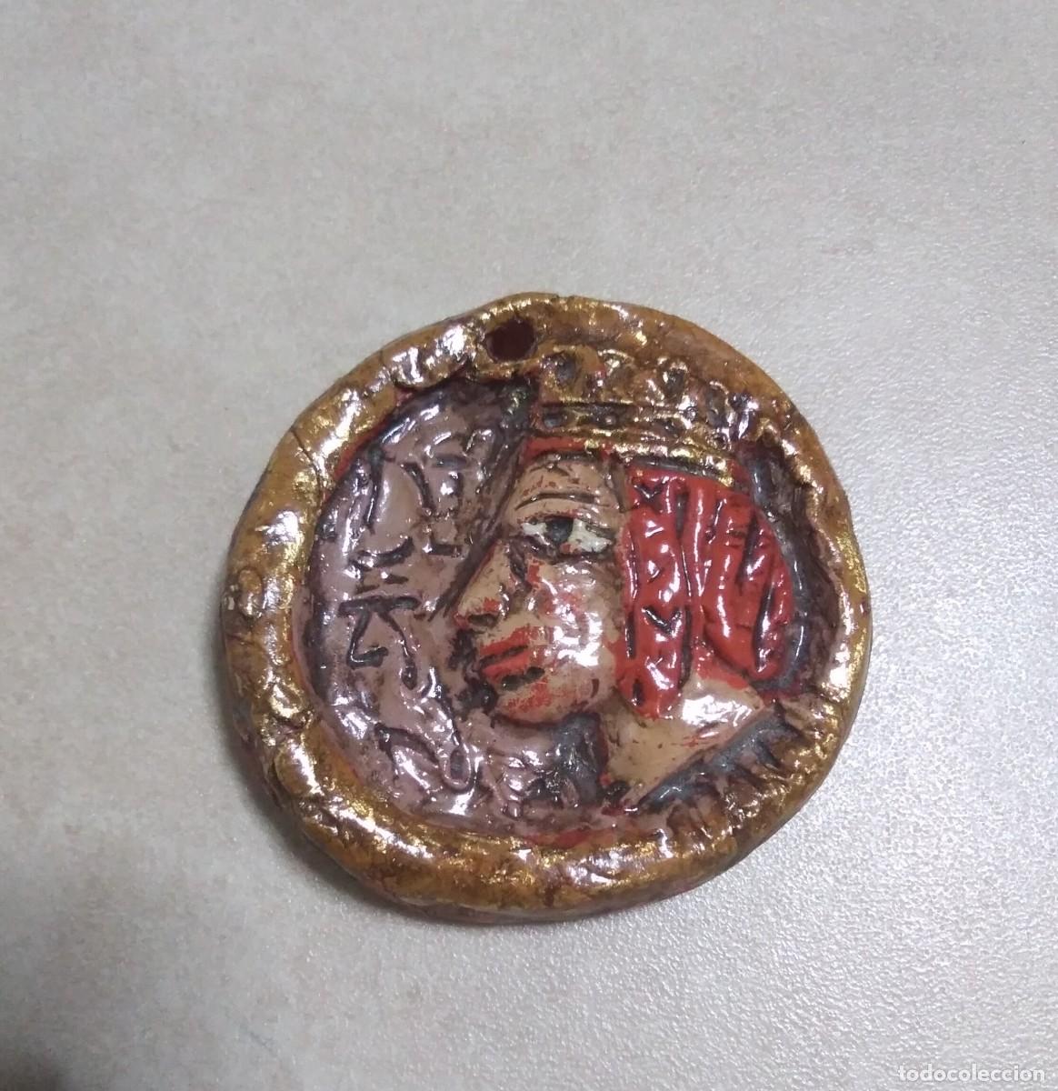 Otros Objetos de Arte: Medall&oacute;n en arcilla policromada estilo mediaval. Monse&ntilde;or