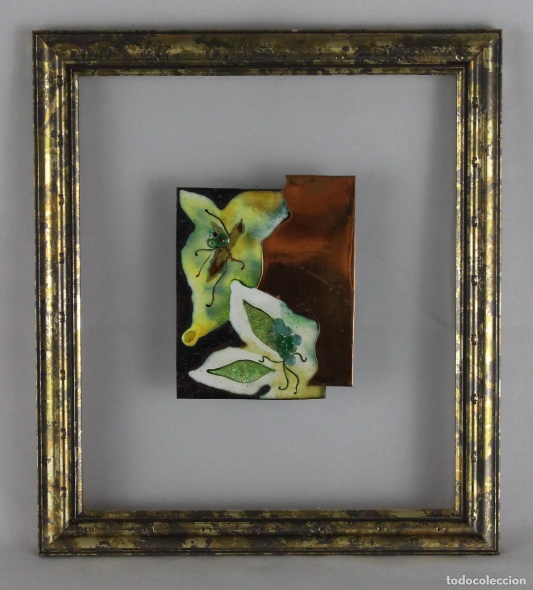 Andere Kunstgegenst&auml;nde: Esmalte sobre cobre firmado con mariposas en marco decorativo. Siglo XX