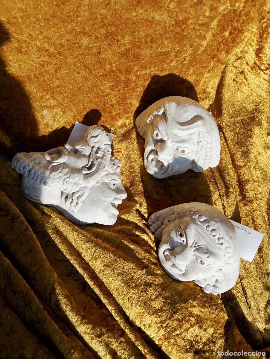 Otros Objetos de Arte: Tres modelos para dibujo antiguos (vaciados en yeso de m&aacute;scaras grotescas de teatro romanas) por
