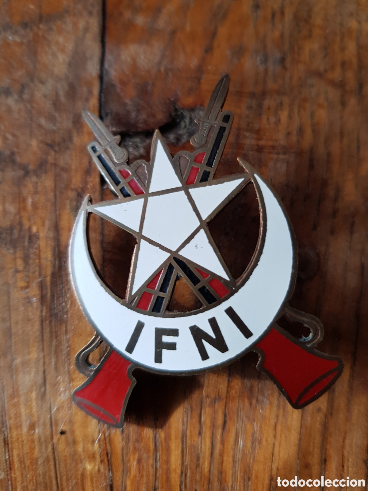 Otros Objetos de Arte: ANTIGUA INSIGNIA ESMALTADA IFNI