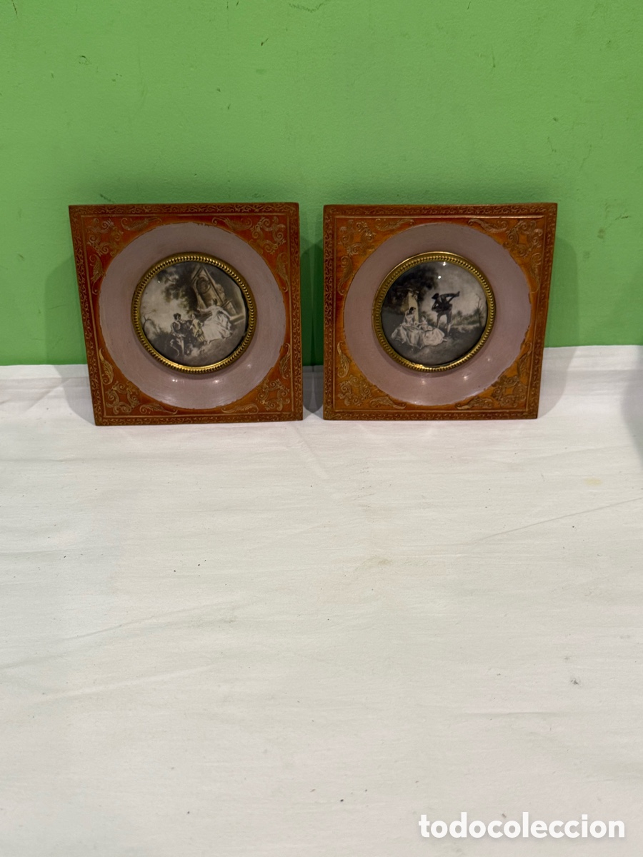 Otros Objetos de Arte: Pareja Miniaturas Decorativas Escena Cl&aacute;sica Marco Madera Dorada Siglo XX
