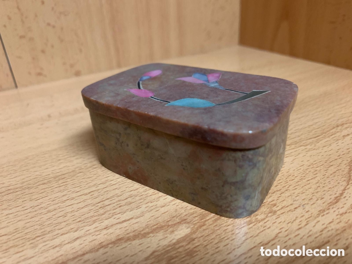 Otros Objetos de Arte: CAJA DE PIEDRA CON INCRUSTACIONES