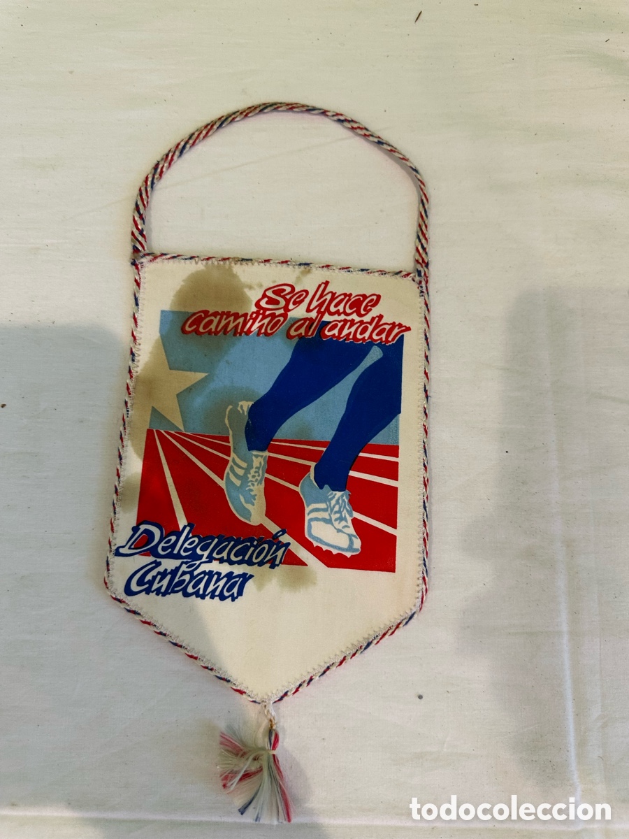 Otros Objetos de Arte: Bander&iacute;n Delegaci&oacute;n Cubana atletismo vintage Se hace camino al andar