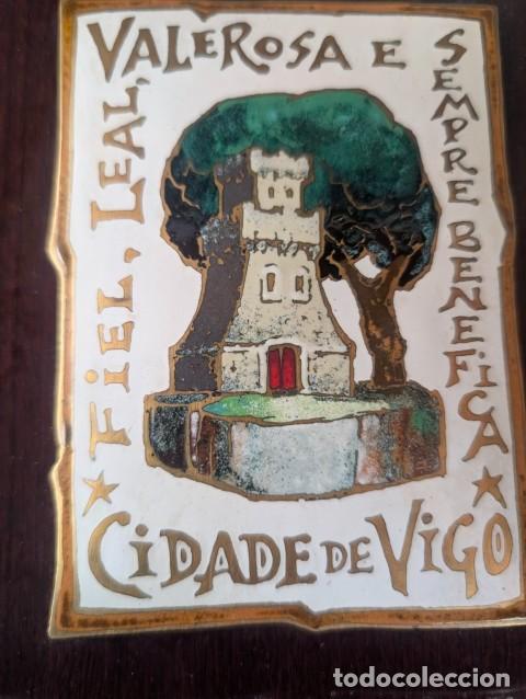 Otros Objetos de Arte: ESMALTE ORIGINAL EPOCA DEL TALLER EN PRINCIPE DE LOS HERMANOS HERNANDEZ - ESCUDO DE LA CIUDAD DE VIG