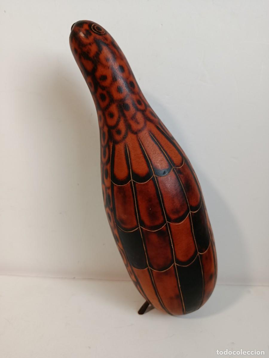 Otros Objetos de Arte: FIGURA HECHA DE CALABAZA. 31 cm