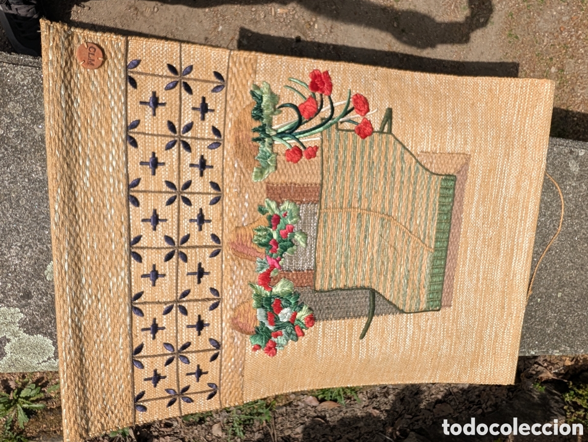 Otros Objetos de Arte: Tapiz artesanal bordado a mano - India - Motivos florales en relieve y geom&eacute;tricos - 70x50 cm aprox