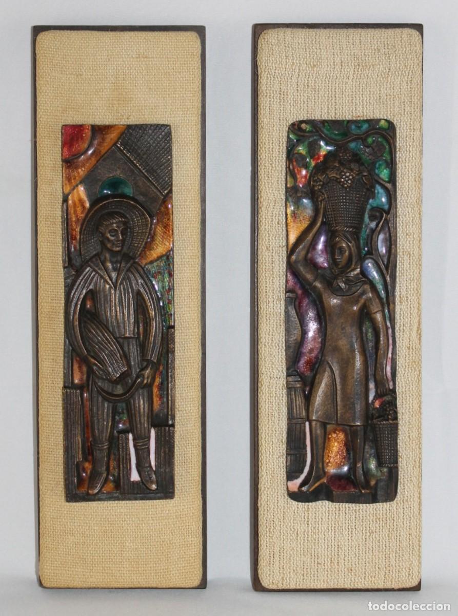 Otros Objetos de Arte: Pareja de placas en relieve. Escenas campesinas. Bronce esmaltado