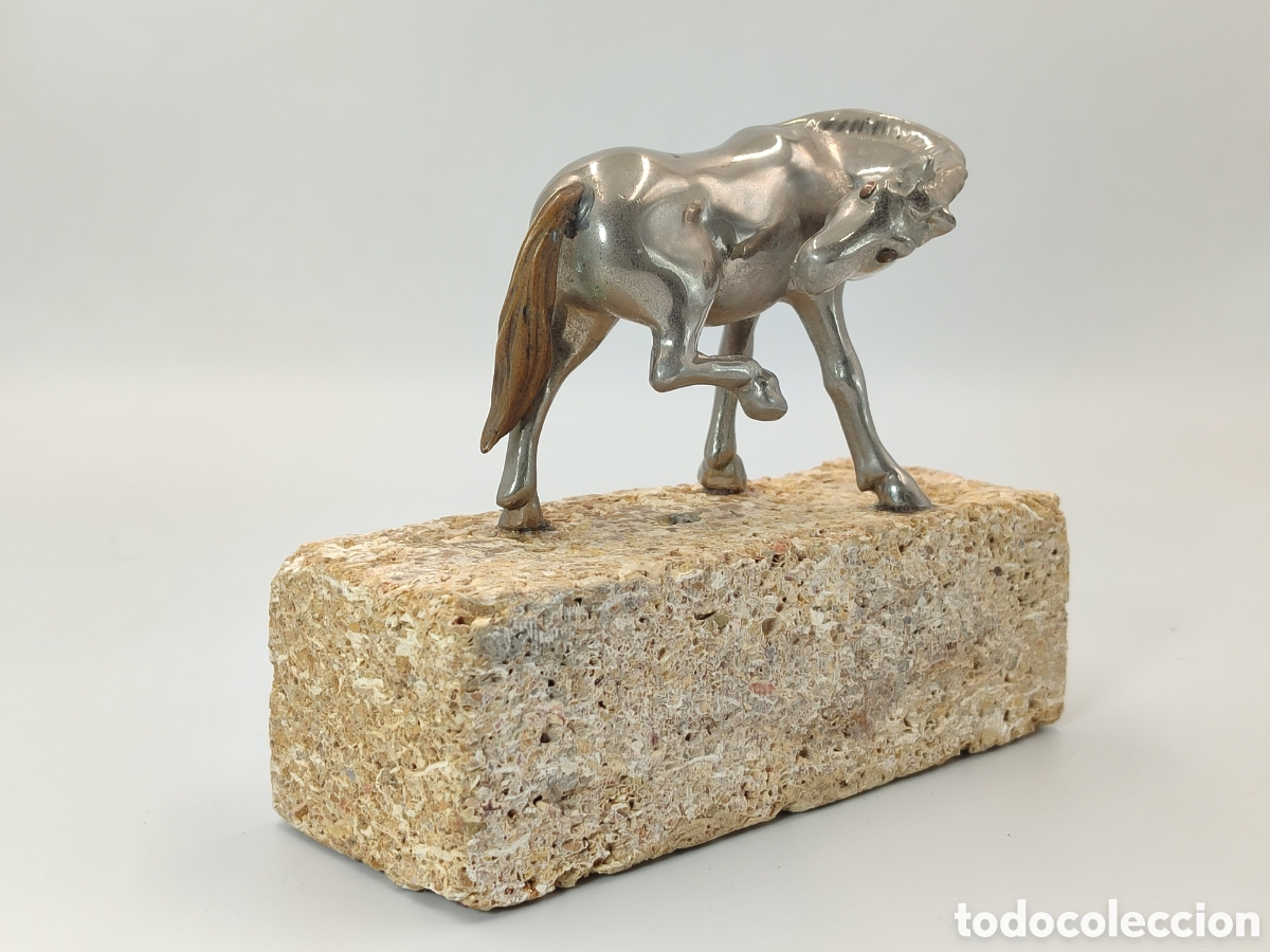 Otros Objetos de Arte: Caballo de metal con pedestal