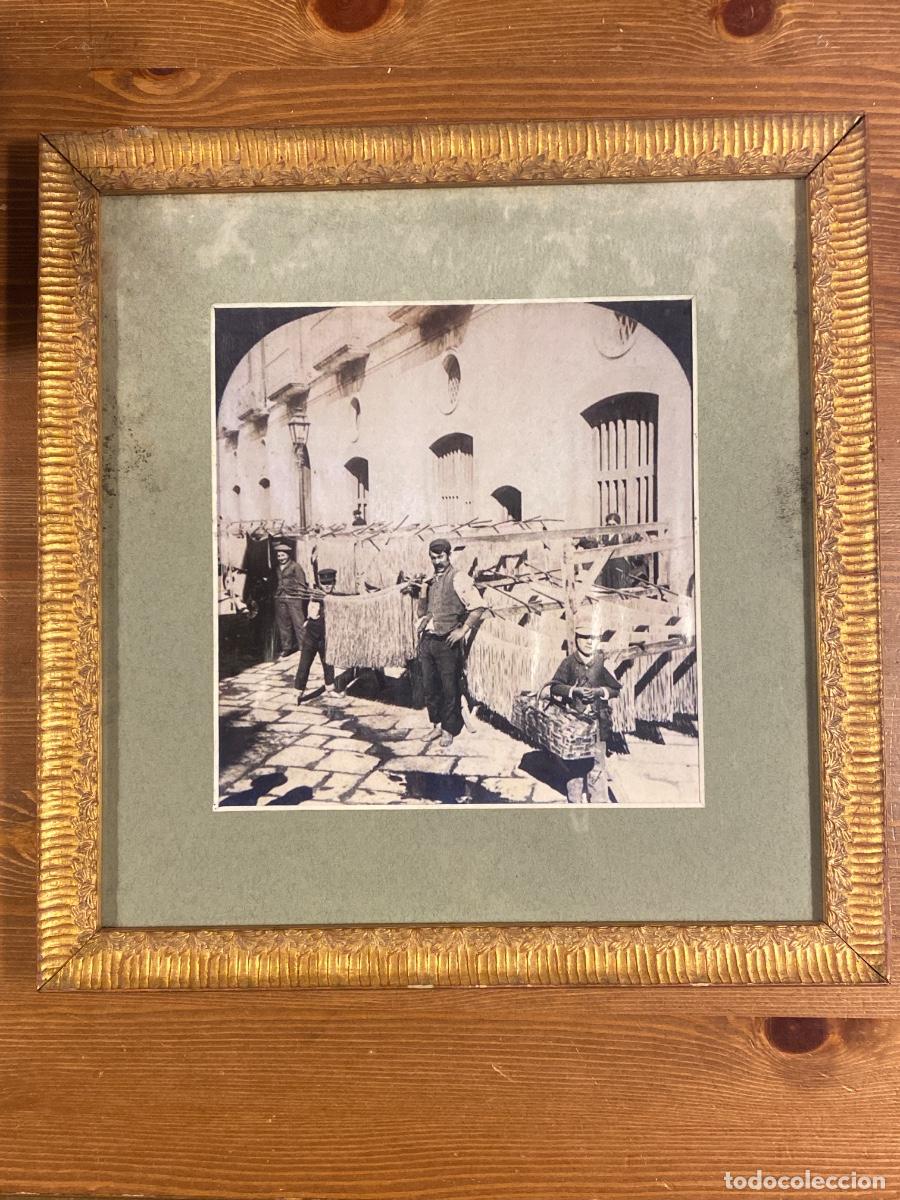 Otros Objetos de Arte: Fotografia secado de Pasta en calles de Napoles. J.F. Jarvis 1897. Marco dorado
