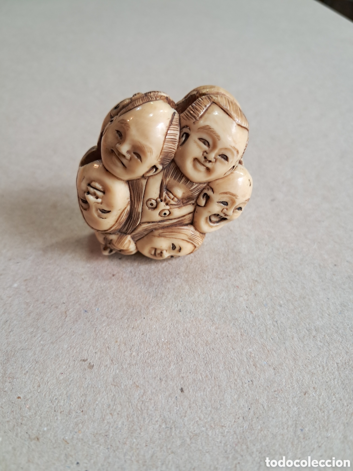 Otros Objetos de Arte: Netsuke en hueso o marfil, sujetar kimono