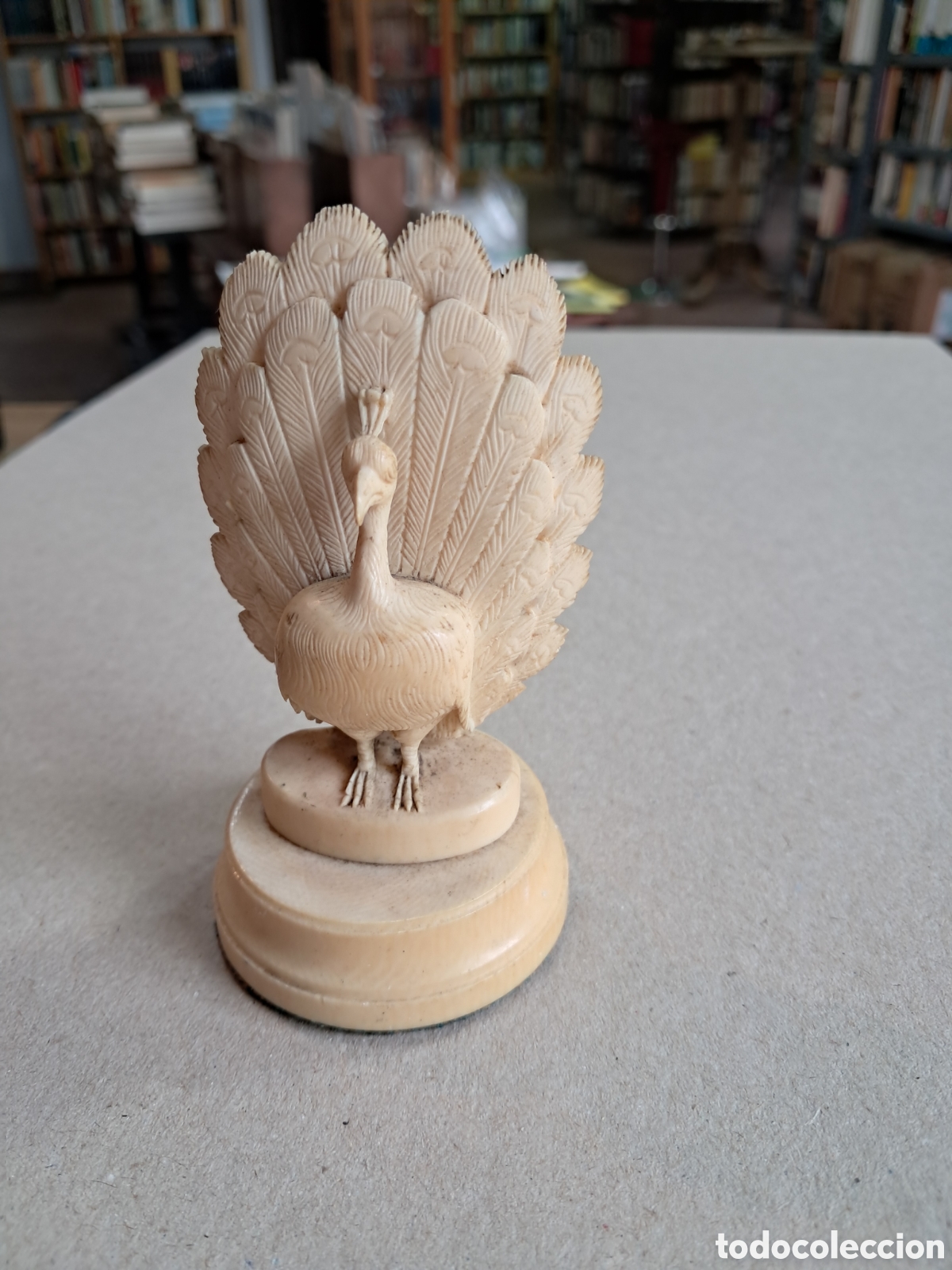 Otros Objetos de Arte: Pavo Real tallado en marfil o hueso, arte asiatico