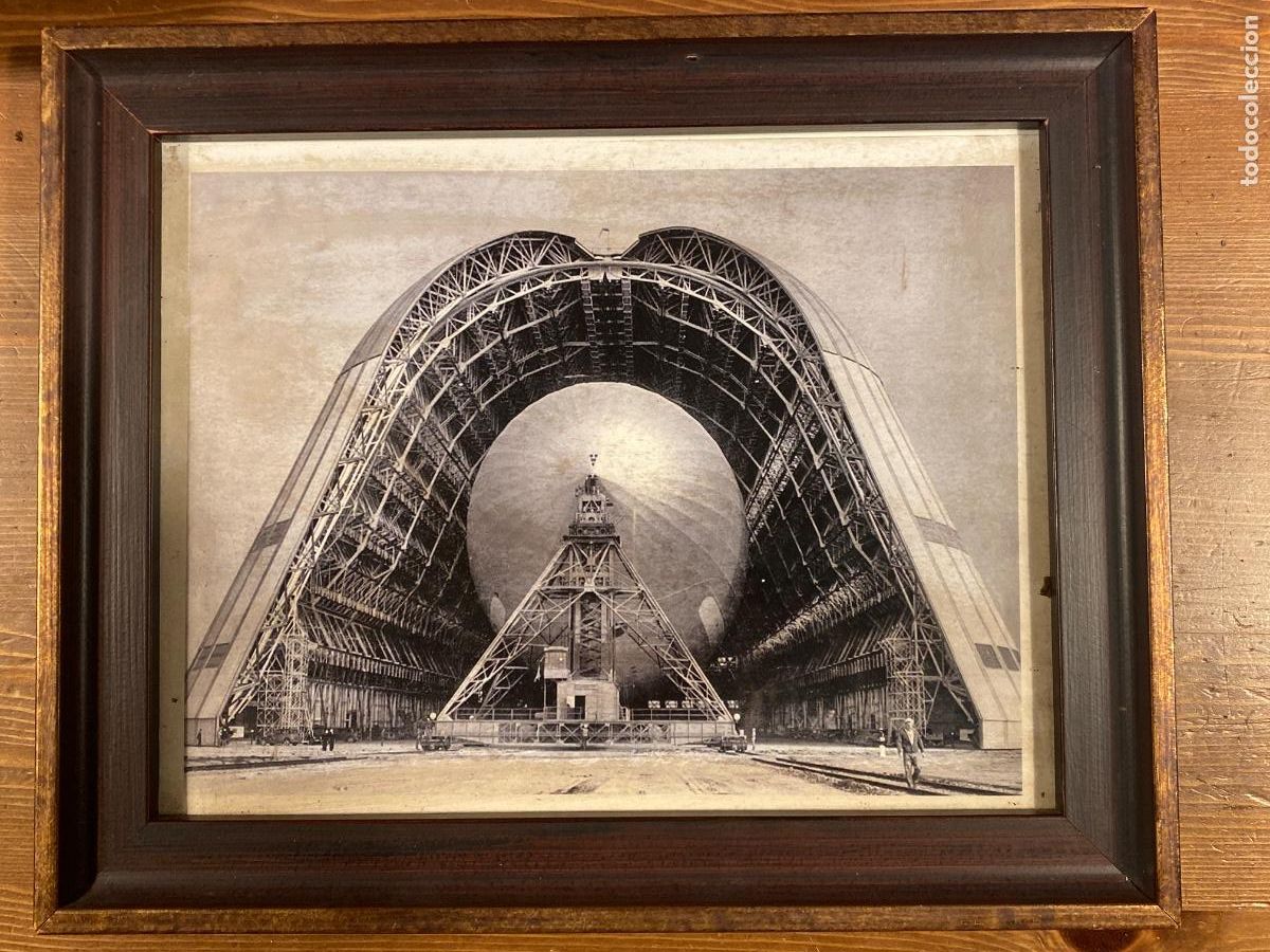 Otros Objetos de Arte: Fotograf&iacute;a dirigible de la US Navy USS Macon ZRS-5. Hangar Newcastle 1933 .Marco de madera
