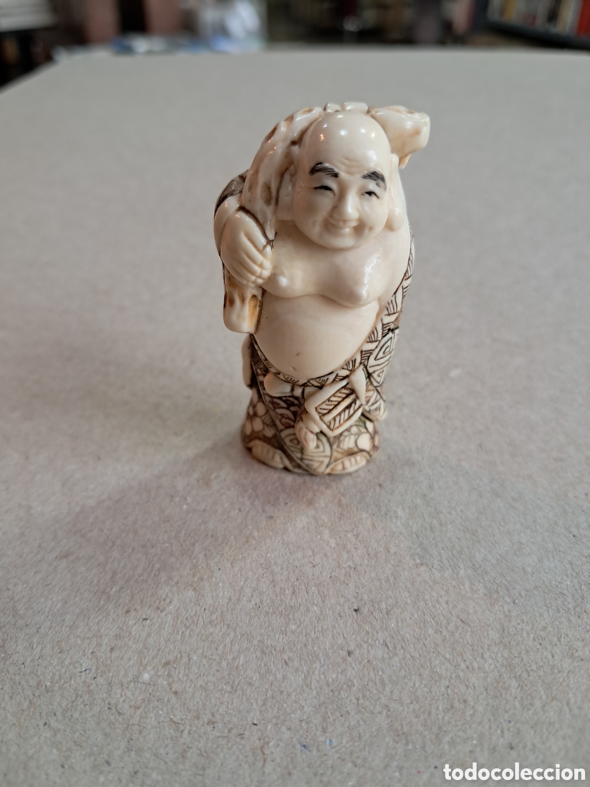 Otros Objetos de Arte: Netsuke tallado en hueso marfil, policromado