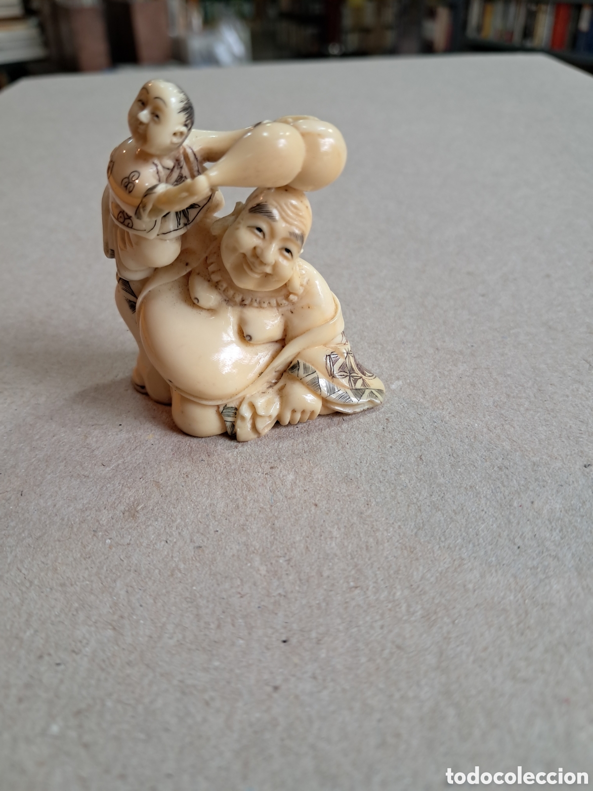 Otros Objetos de Arte: Netsuke en hueso o marfil, policromado