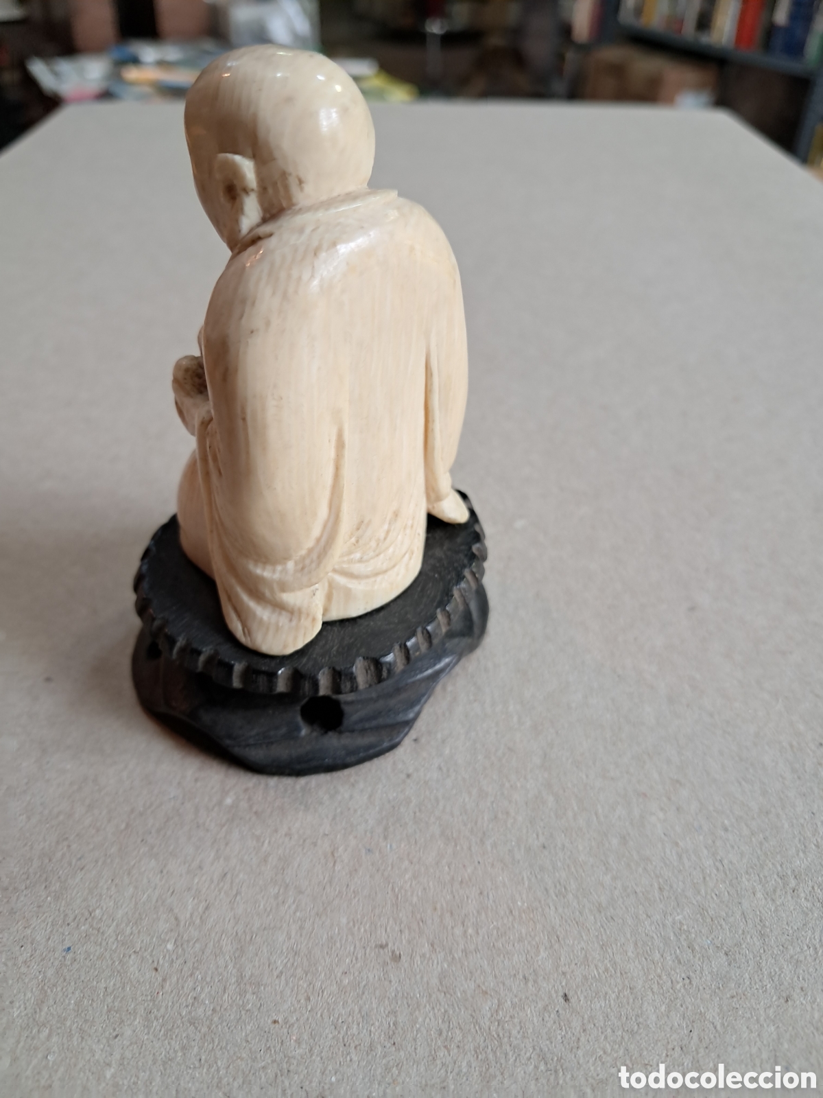 Otros objetos de arte: Buda Otei tallado en marfil sobre peana - Foto 2