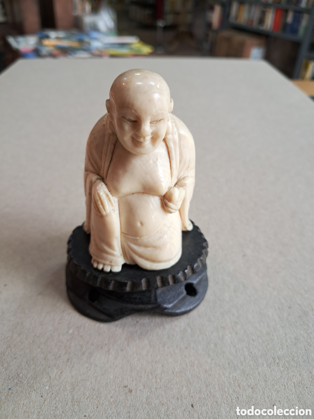 Otros Objetos de Arte: Buda Otei tallado en marfil sobre peana