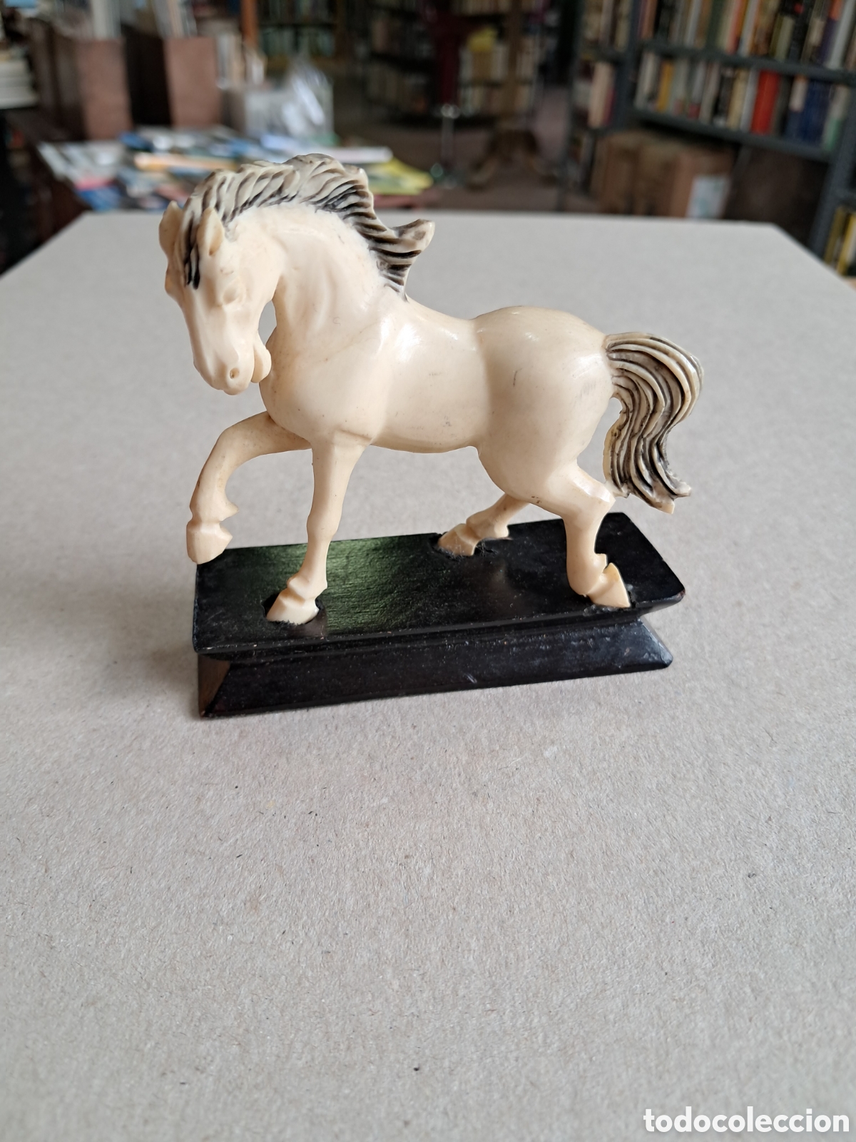 Otros Objetos de Arte: Caballo chino tallado en marfil sobre peana de madera
