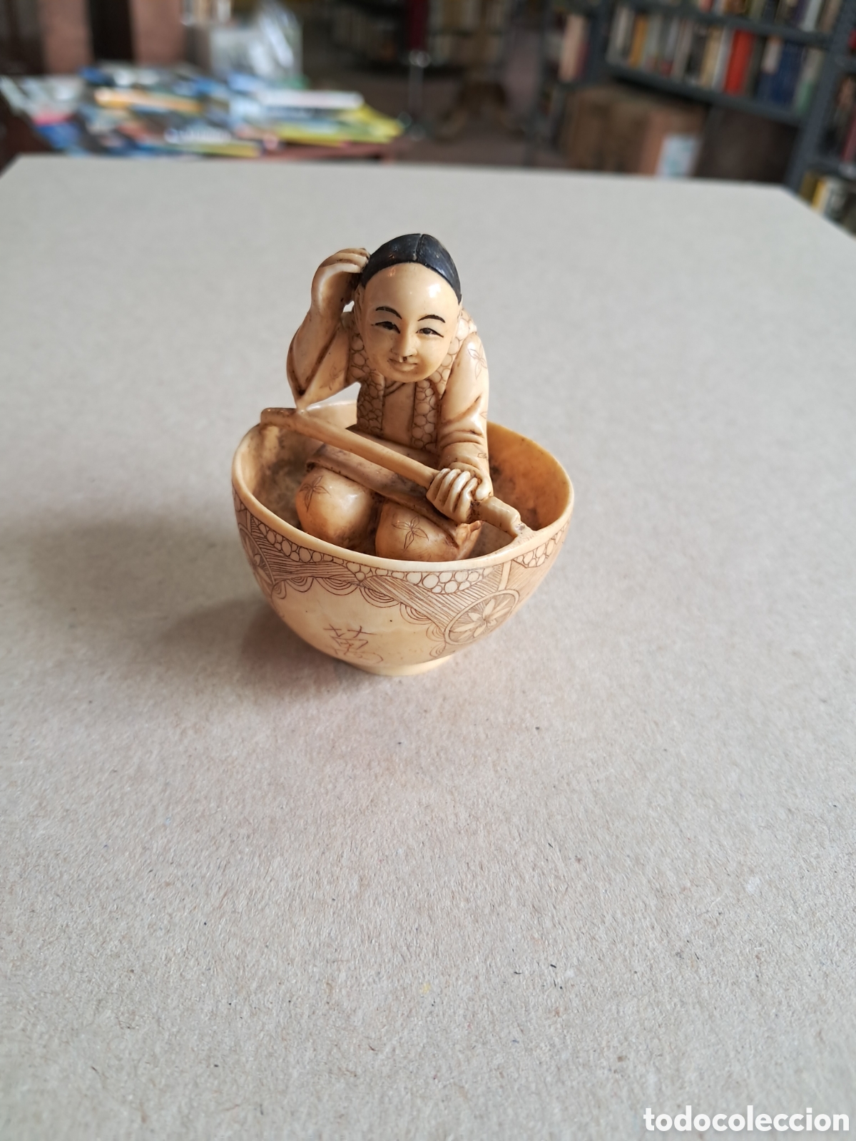 Otros Objetos de Arte: Netsuke tallado en marfil y policromado