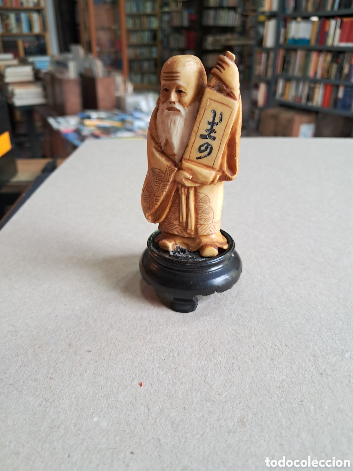 Otros Objetos de Arte: Netsuke sabio tallado en marfil o hueso policromado,