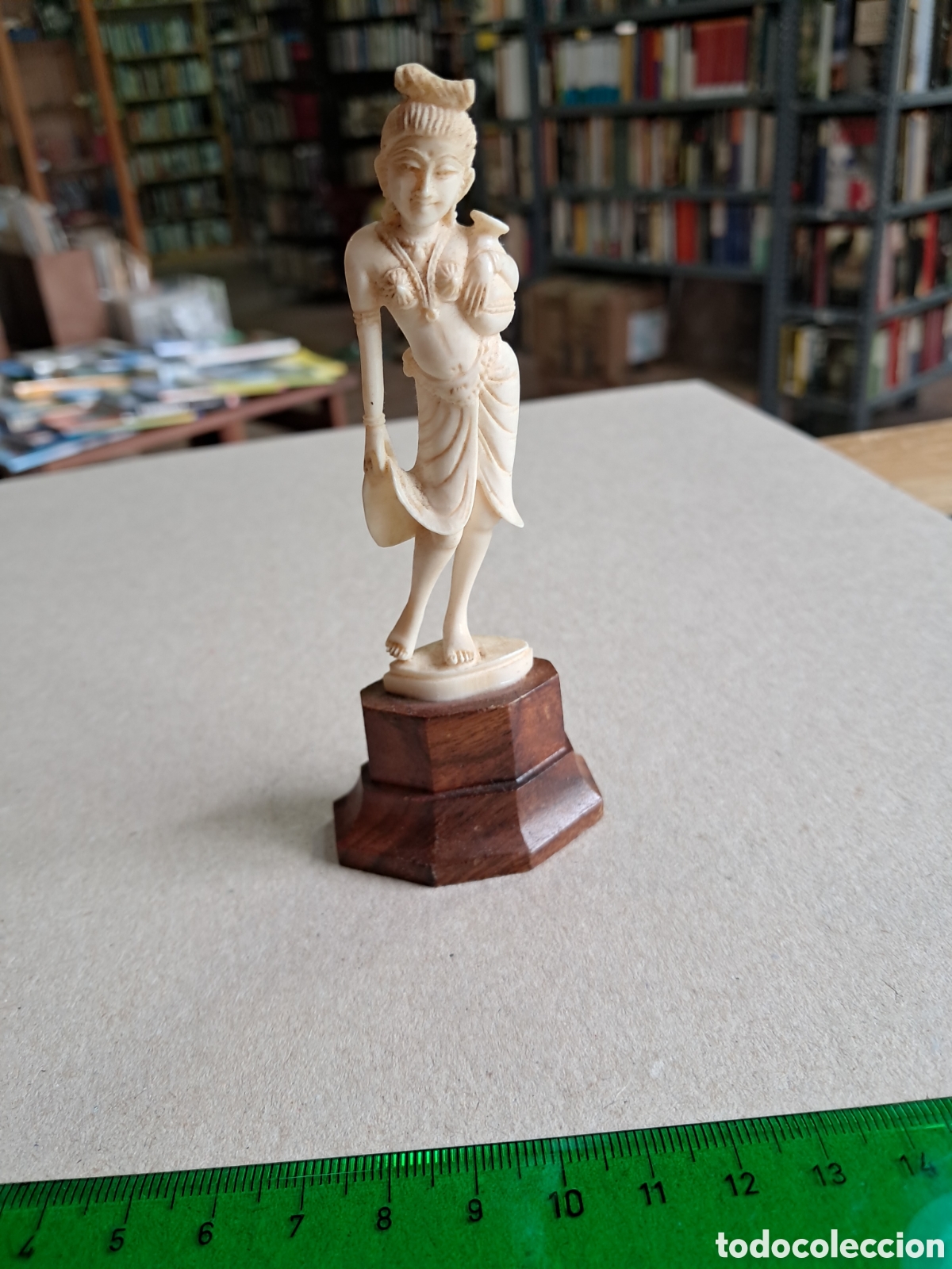 Otros Objetos de Arte: Aguadora tallada en hueso o marfil sobre peana madera