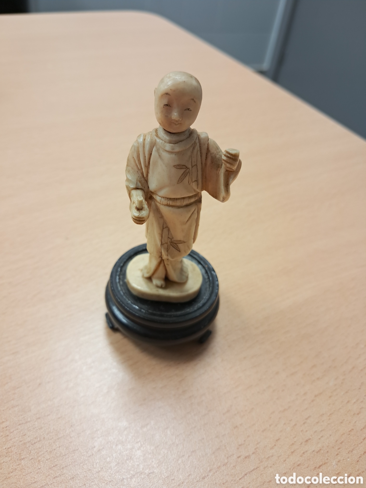 Otros Objetos de Arte: Netsuke monje tallado en marfil, con policromias