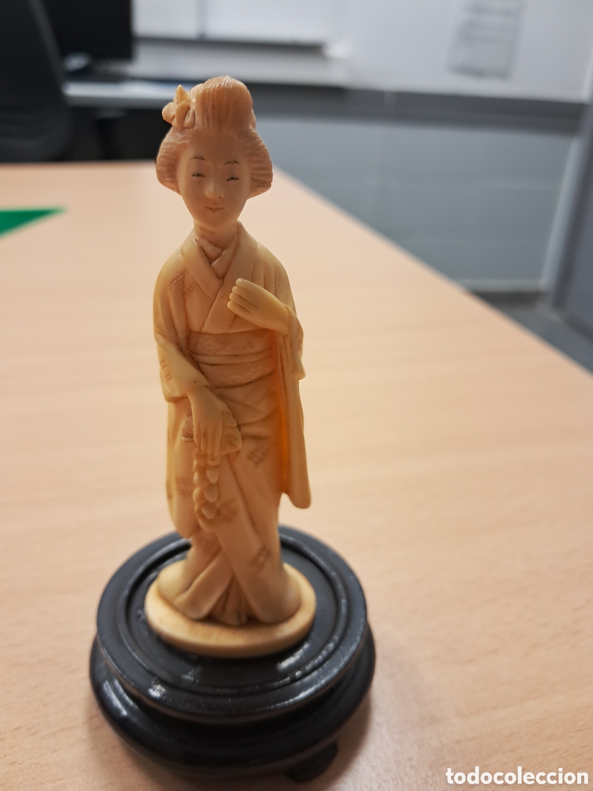 Otros Objetos de Arte: Netsuke geisha tallada en marfil policromada sobre peana madera