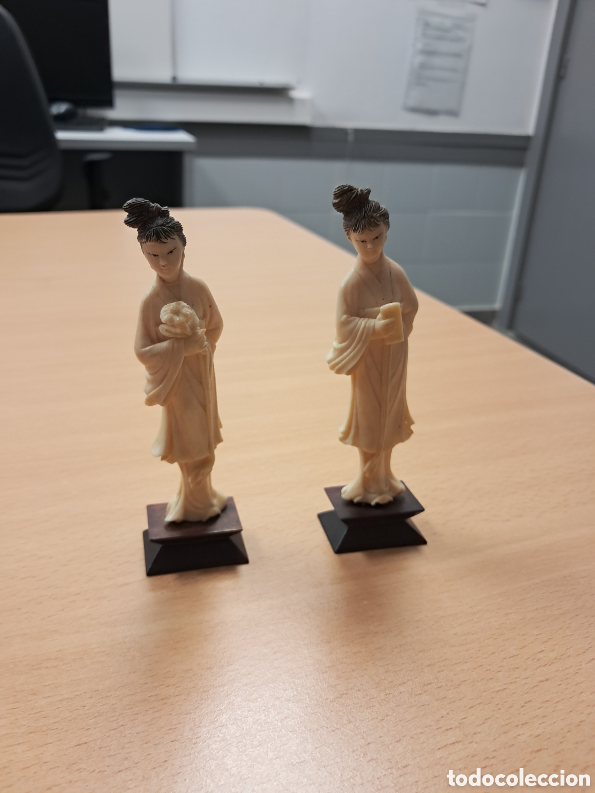 Otros Objetos de Arte: Pareja de figuras femeninas chinas talladas en marfil sobre peanas